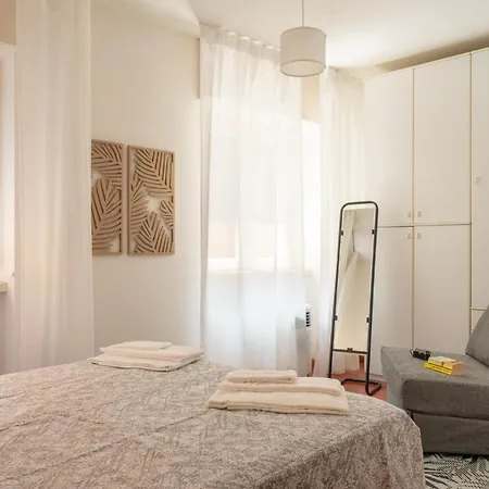Square Apartment *