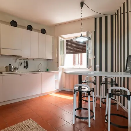 Square Apartment *